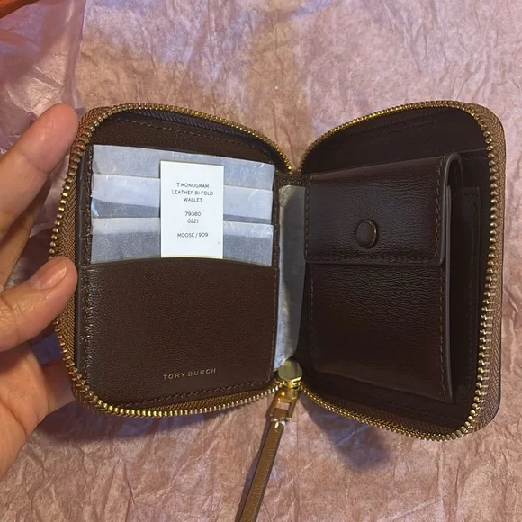 Brand new! Tory Burch T Monogram Embossed Leather Bifold Wallet - Picture 4 of 4